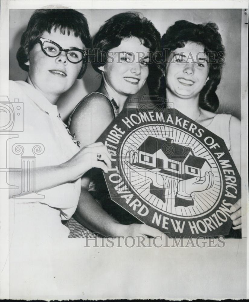 1962 Press Photo Linda Jean Clark Future Homemakers of America Sharon Pettijohnn - Historic Images