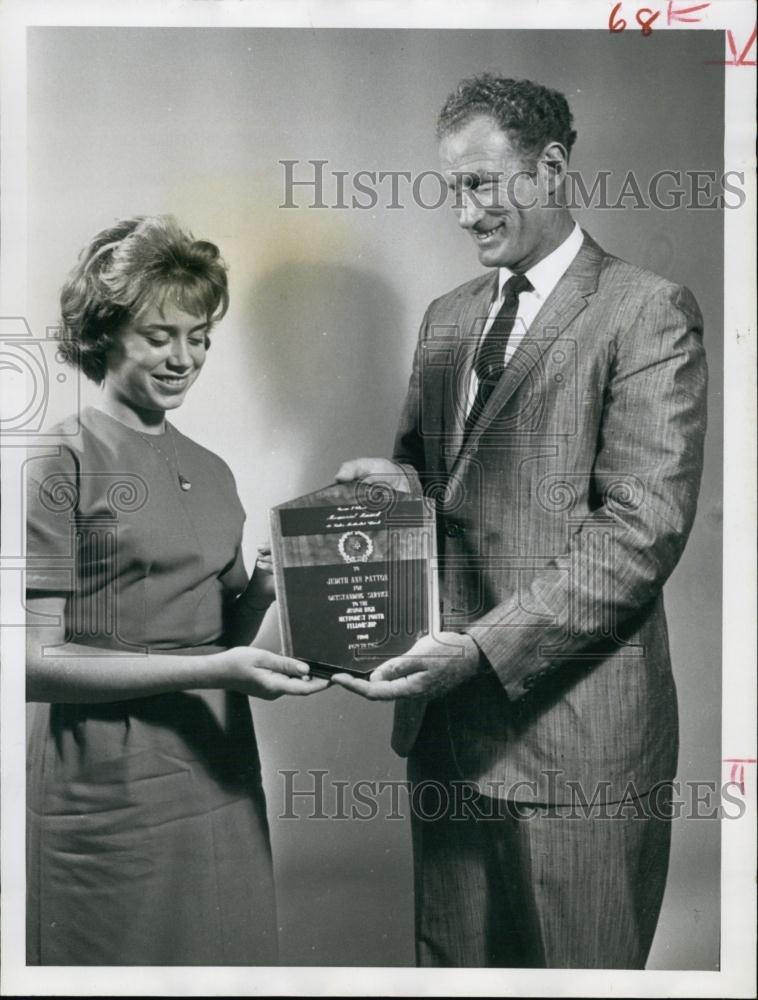 Press Photo Judy Patton accepted award from EOlson - RSL64453 - Historic Images