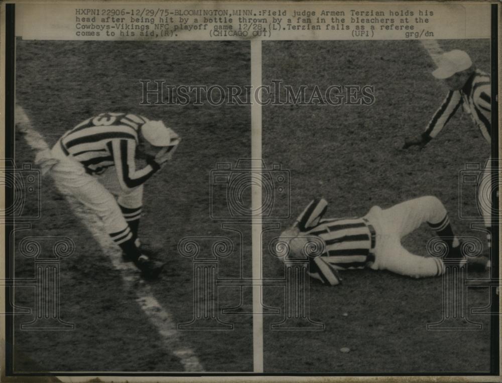 1975 Press Photo Field Judge Armen Terzian Injured By Debris During NFL Playoffs - Historic Images