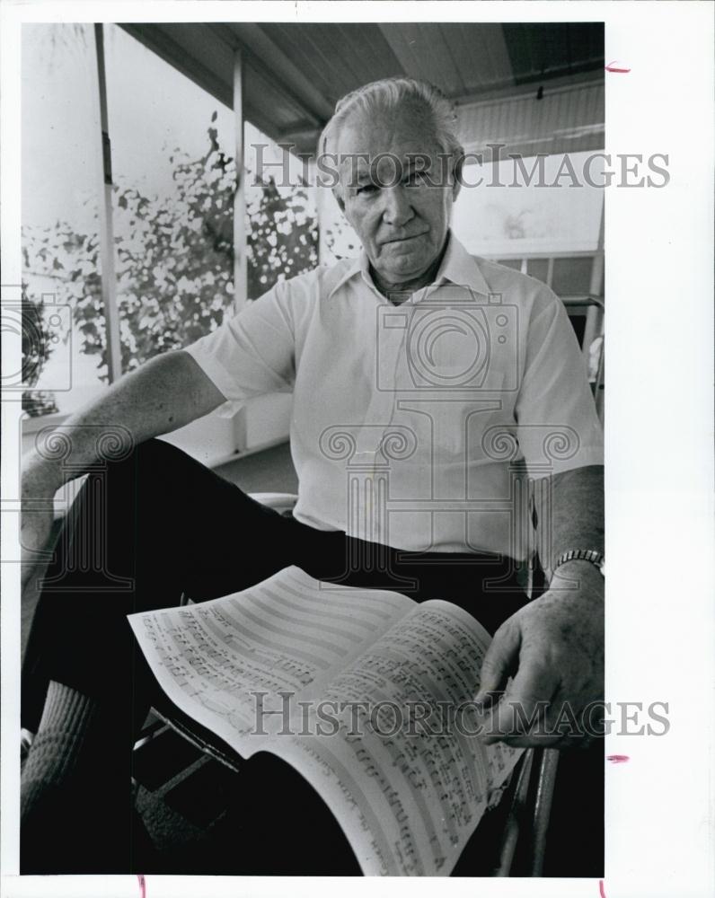 1992 Press Photo EW Miller of Largo With Copy of Song 6700 150th Ave N Largo - Historic Images