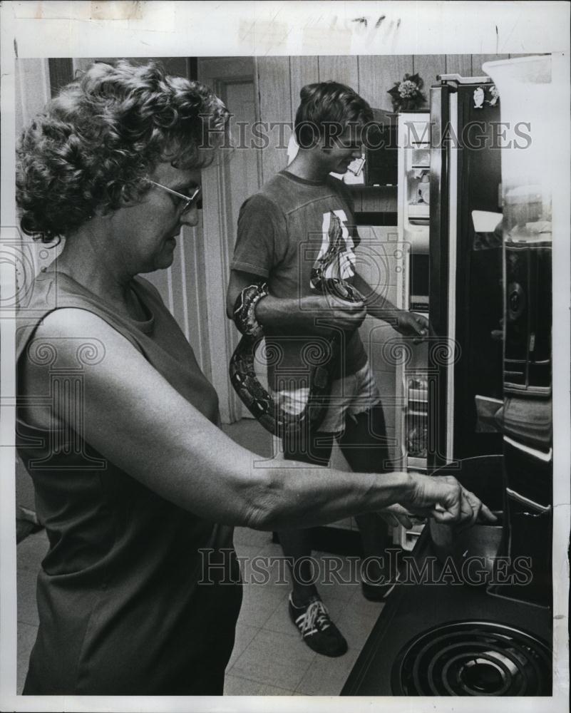 1978 Press Photo Dot Toney eyes Charleys pet while cooking lunch - RSL91765 - Historic Images