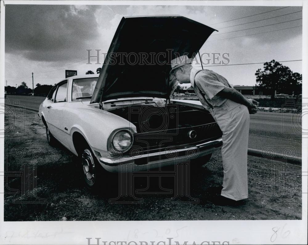 1977 Press Photo Newton F Rogers, Ford Car Trouble, Bradenton, Florida - Historic Images