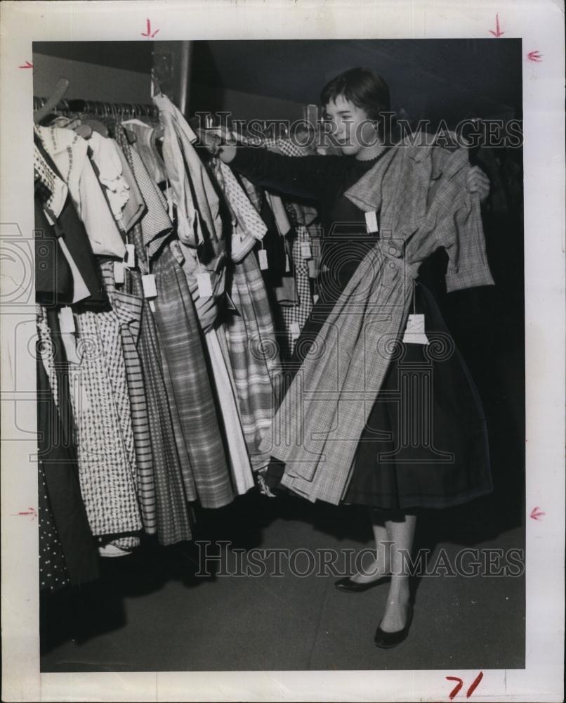 1958 Press Photo Nancy Reeser in a sho-p buying clothes - RSL94401 - Historic Images