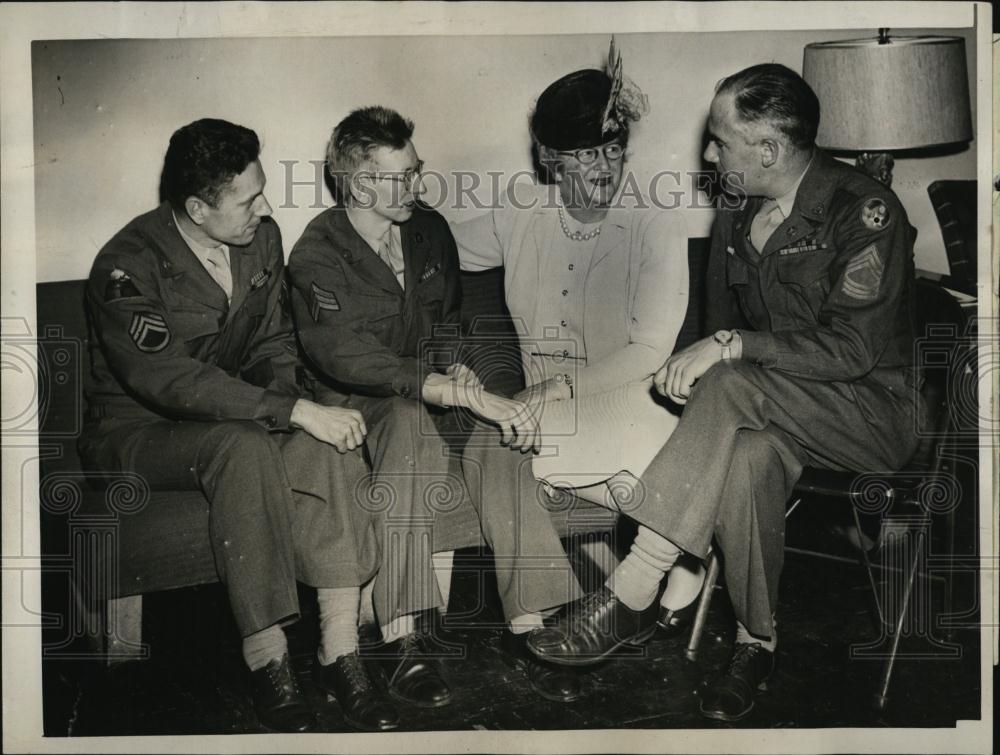 1947 Press Photo Mrs James Sever, Sgt's Torkarsky, Simmons & Dodge - R ...