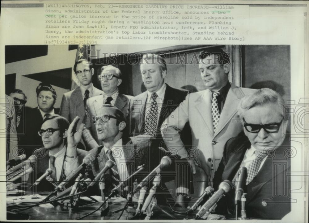 1974 Press Photo Tres Sec Wm Simon announces 2 cent increaser in gas price - Historic Images