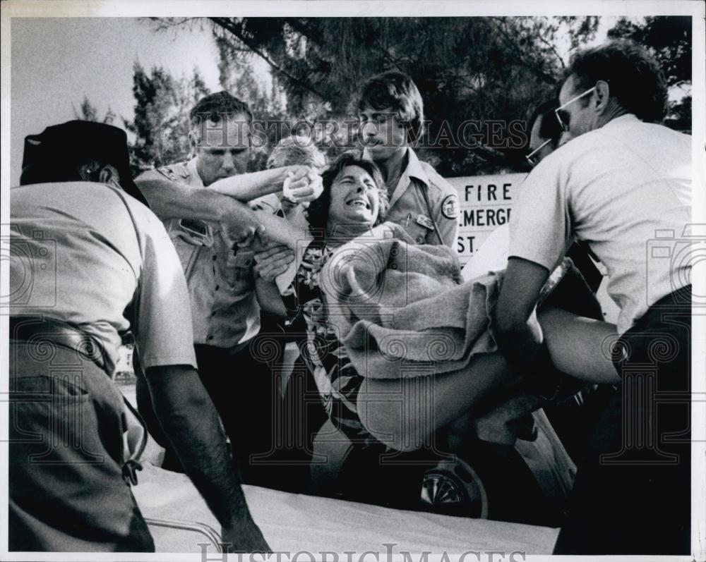 1982 Press Photo Toni Supple with rescuers after boat fire in Florida - Historic Images