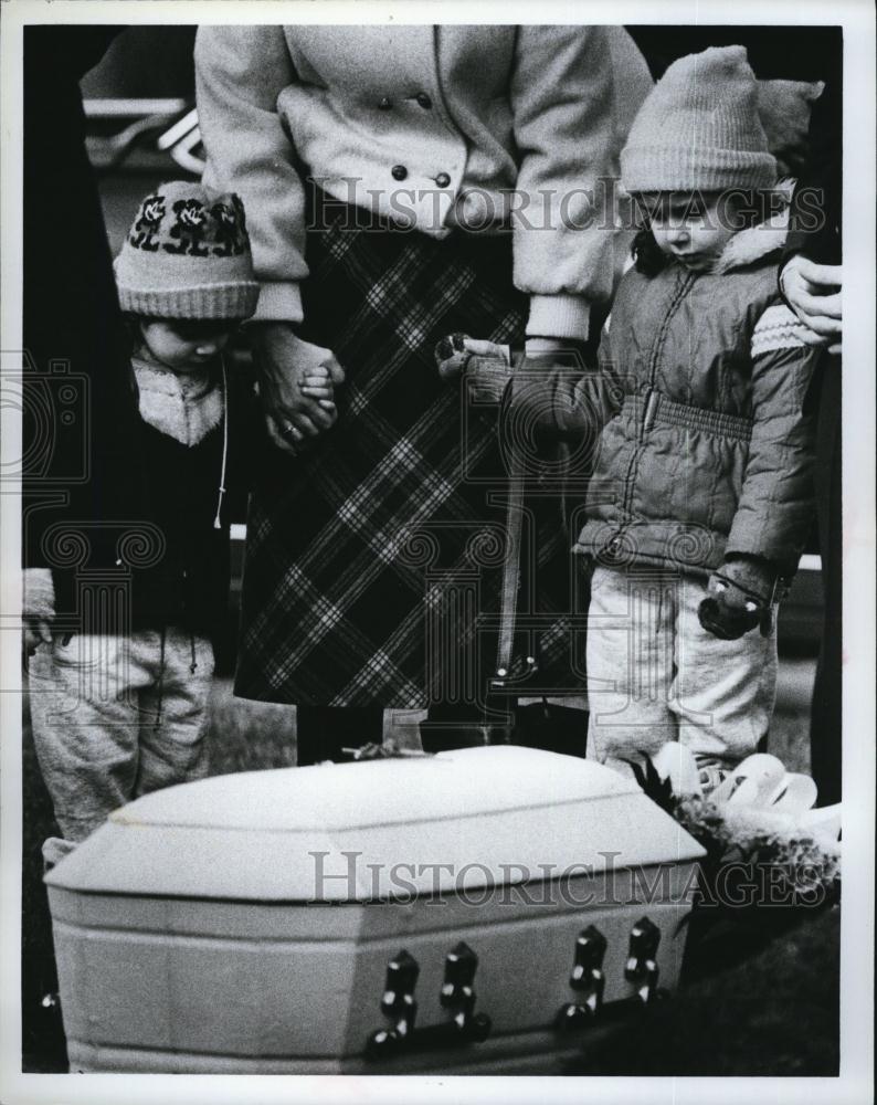 Press Photo Burial Elmwood Cemetary Tanna Parker Sister - RSL78283 - Historic Images