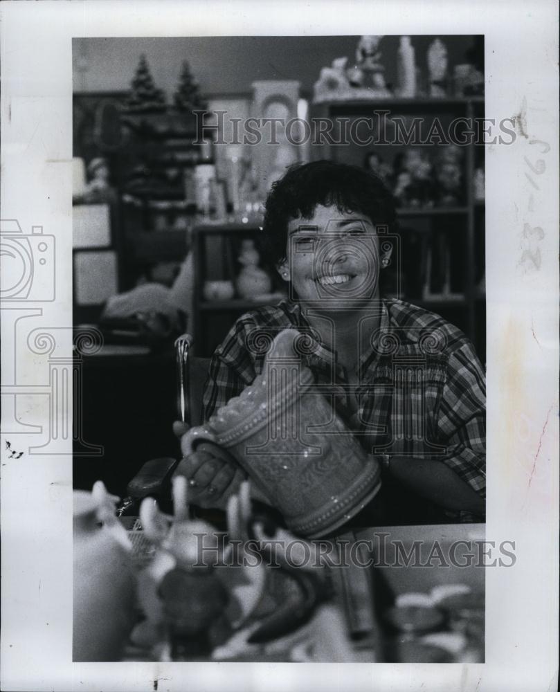 1983 Press Photo Laura Cadogan Helps disabled paint Ceramics - RSL93437 - Historic Images