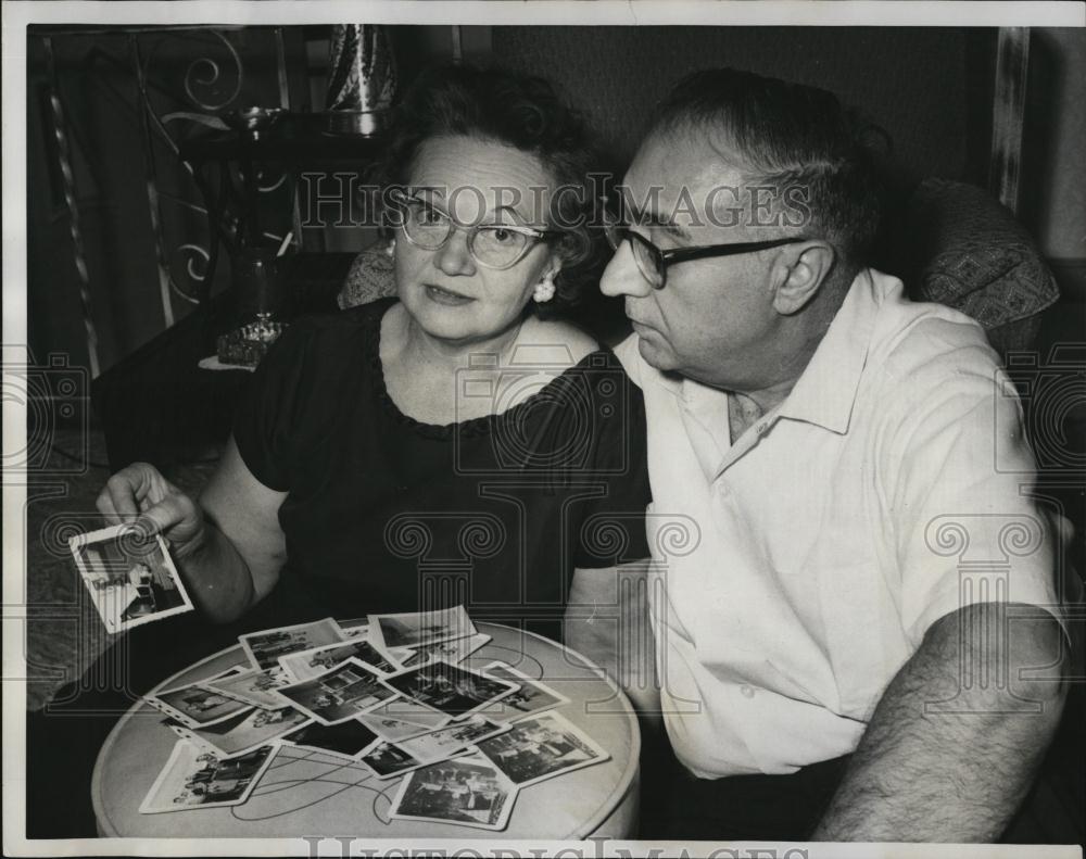 1964 Press Photo American Soldier Hero Pfc Hans Puhl Relatives Nunzie Daniele - Historic Images