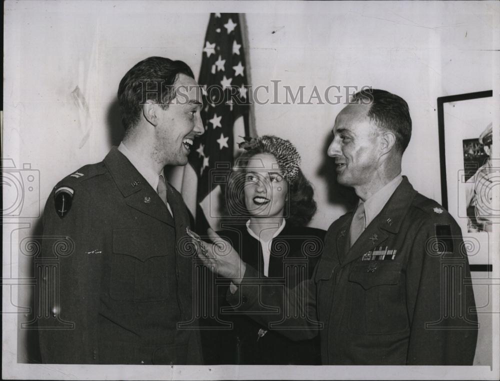 1946 Press Photo Capt John Bottomley, Mrs Bottomly, Lt Col Thurlow Danning - Historic Images
