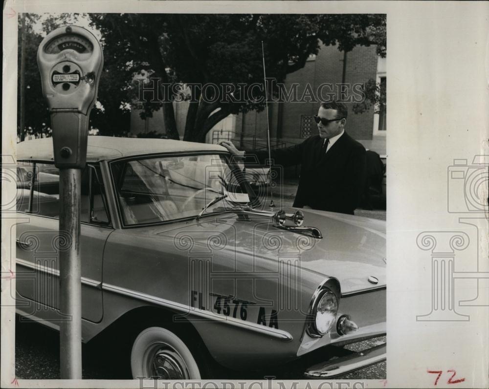 1964 Press Photo Prosecutor Alan R Williams find his car with parking ticket - Historic Images