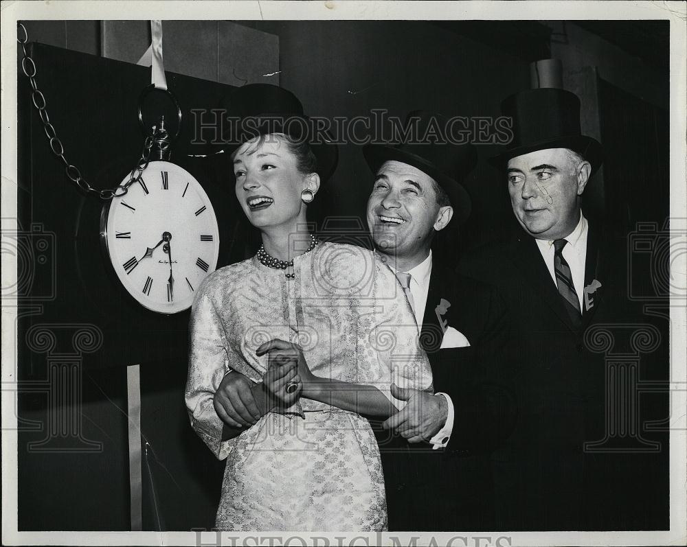 1961 Press Photo B Border men in top hats and large clock - RSL08447 - Historic Images