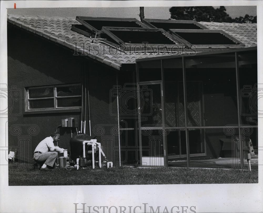 1976 Press Photo Joel Robertshaw using solar panels to cut electricity bill - Historic Images