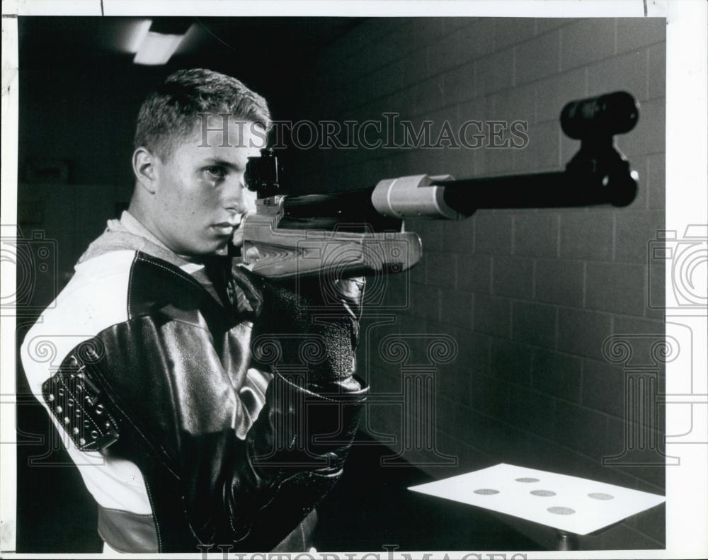 1987 Press Photo Matt Suggs, take out the center of a nineal precision - Historic Images