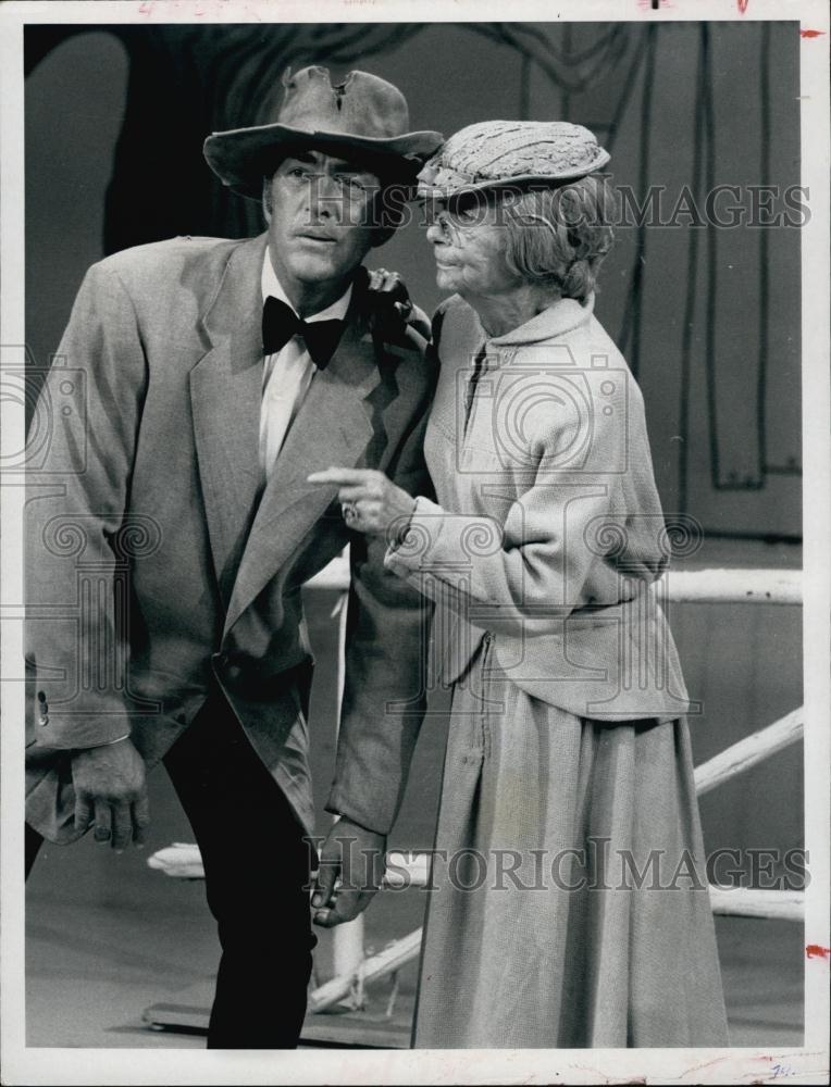 1970 Press Photo Dean Martin &amp; Irene Ryan On &quot;The Dean Martin Show&quot; - RSL60605 - Historic Images