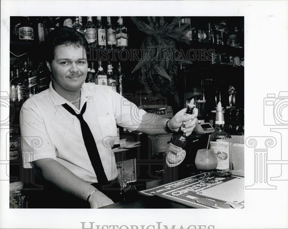 1986 Press Photo bartender Boris Milic and his famous Southern Peach cocktail - Historic Images