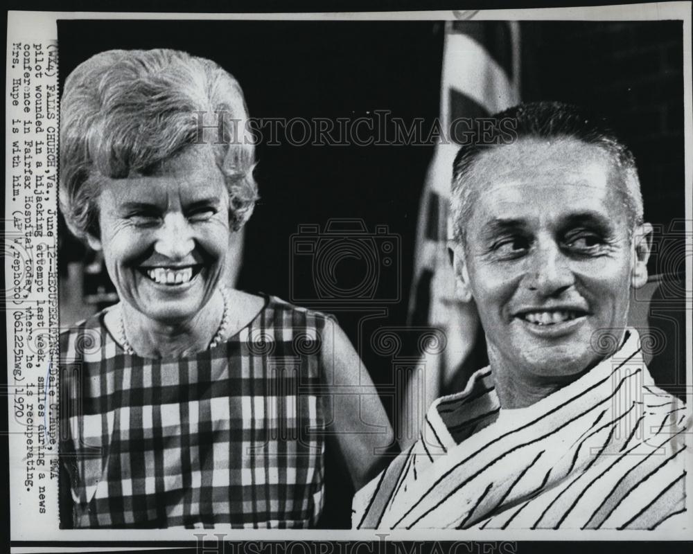 1970 Press Photo TWA Pilot Dale C Hupe Recuperates After Hijacking Attempt - Historic Images