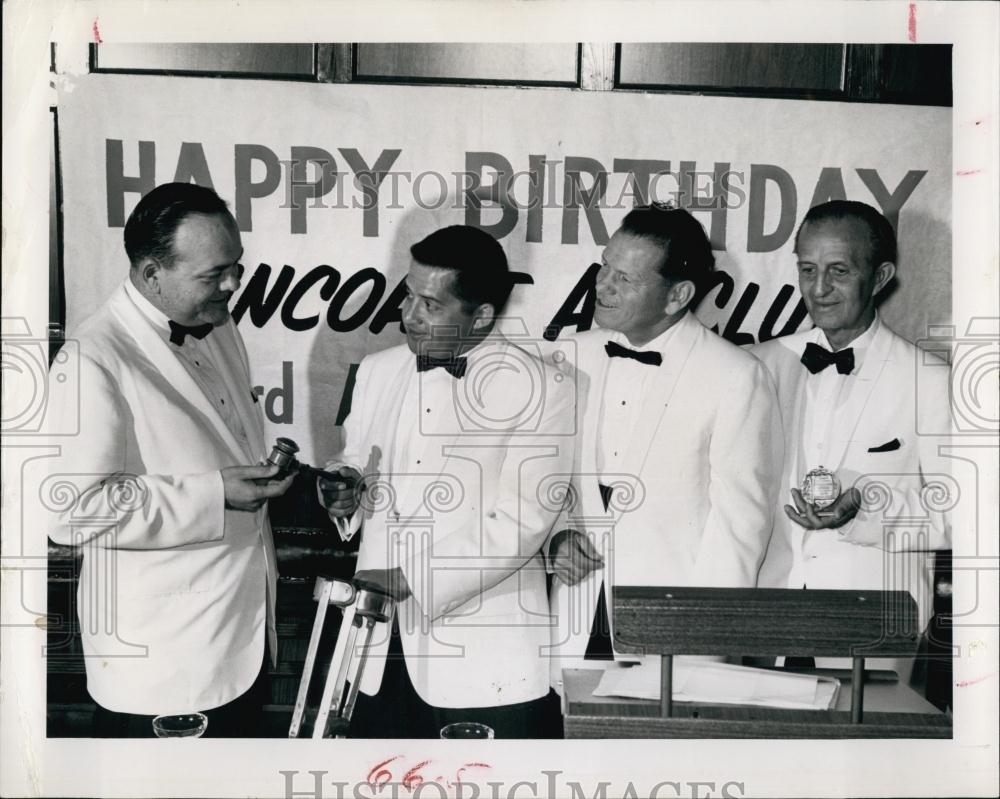 1963 Press Photo Medal award Harold M Canning Adversiting club - RSL66785 - Historic Images