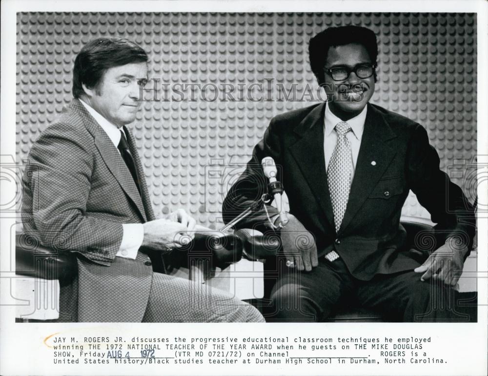 1972 Press Photo &quot;The Mike Douglas Show&quot; &amp; guest Jay M Rogers Jr - RSL68287 - Historic Images