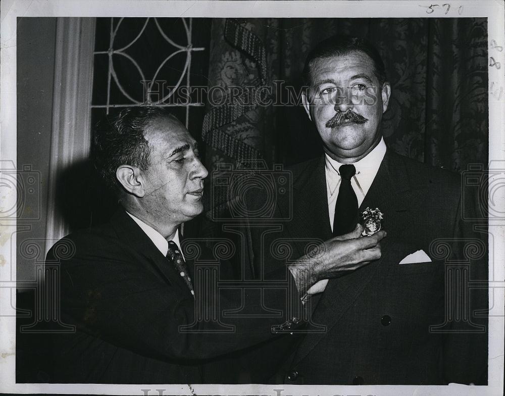 1950 Press Photo Acting Mayor of New York Vincent Impellitteri Pins Police Commi - Historic Images