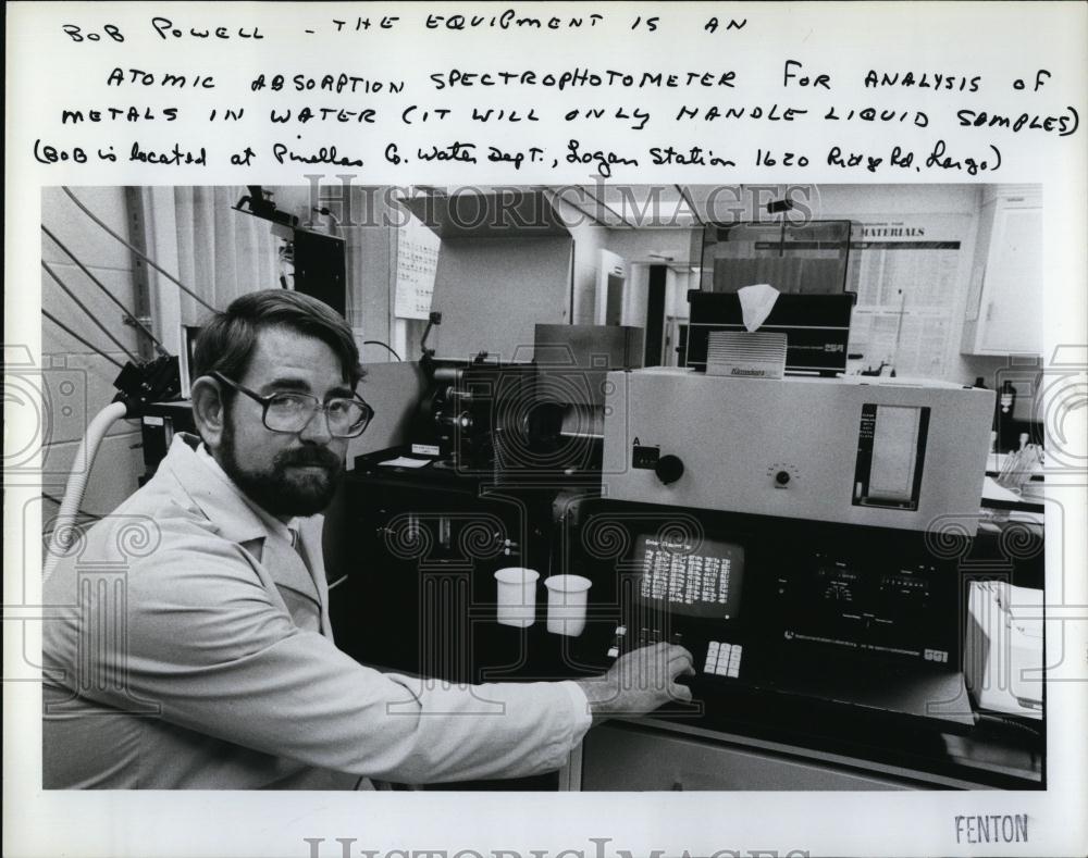 1986 Press Photo Bob Powell Works With Atomic Absorption Spectrophotometer - Historic Images