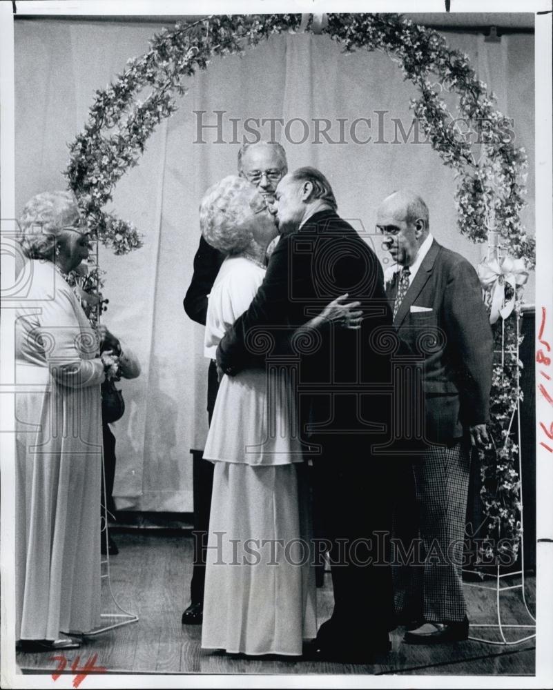 1980 Press Photo Betty and Eli Sabre ceremony Kiss - RSL65549 - Historic Images