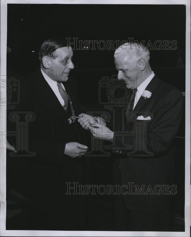 Press Photo H de Fine Nyboe, GM of Sheraton Plaza &amp; R Briscoe, Lord Mayor Dublin - Historic Images