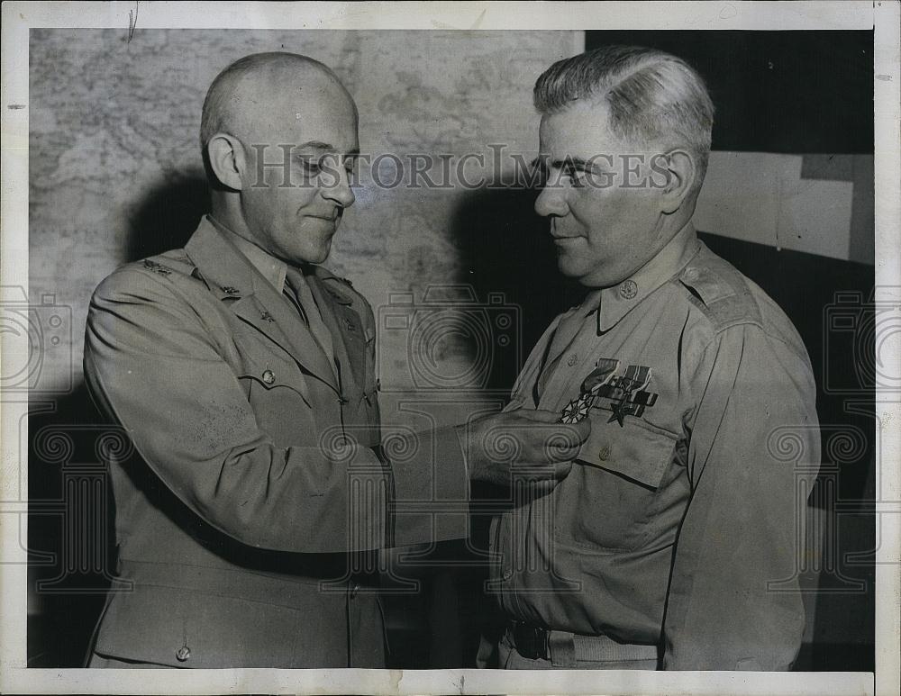 1945 Press Photo Bronze star to Lt Col Kent Hunter,from Col Victor Constant - Historic Images