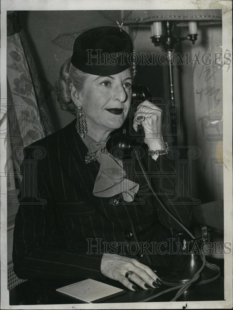 1944 Press Photo Mrs Mark W Clark Offers No Worry Formula - RSL45153 - Historic Images