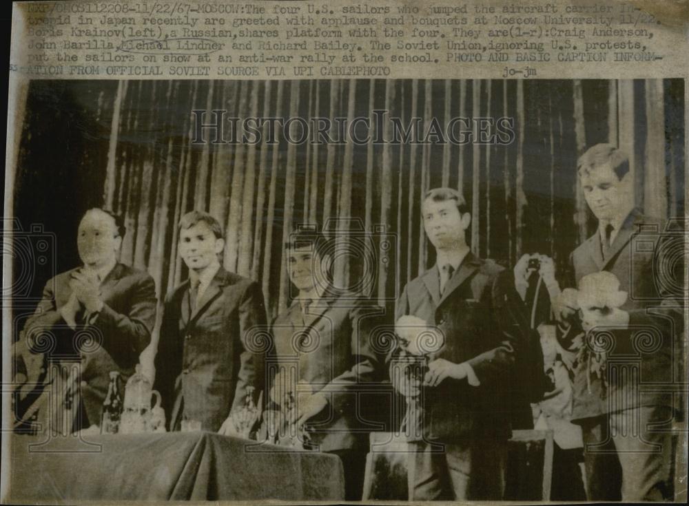 1967 Press Photo Four US who sailors jumped in Aircraft carrier in Japan - Historic Images