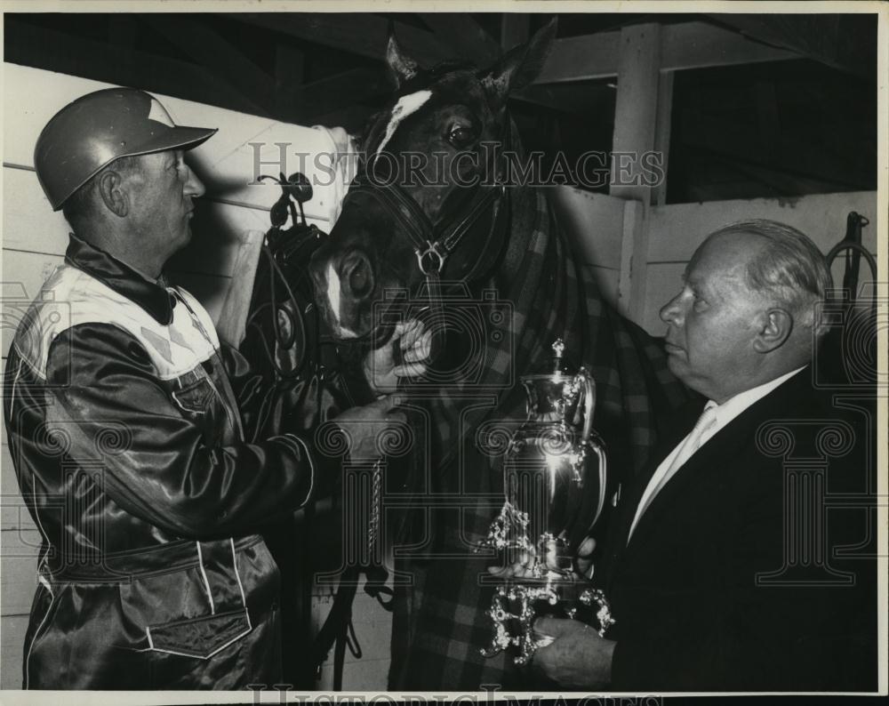 1955 Press Photo Two men with a winning racehorse - RSL05581 - Historic Images