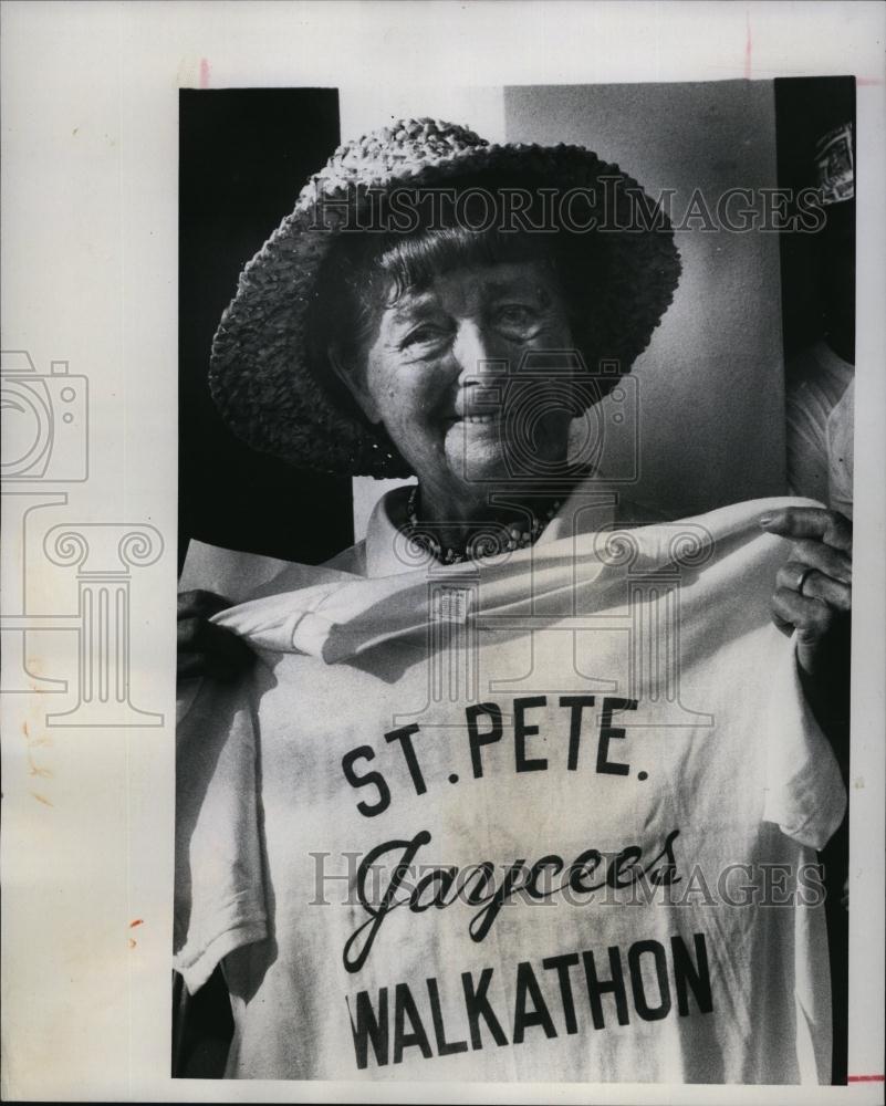 1973 Press Photo Margaret Poullous, 82-years-old, walks 5 to 8 miles a day - Historic Images