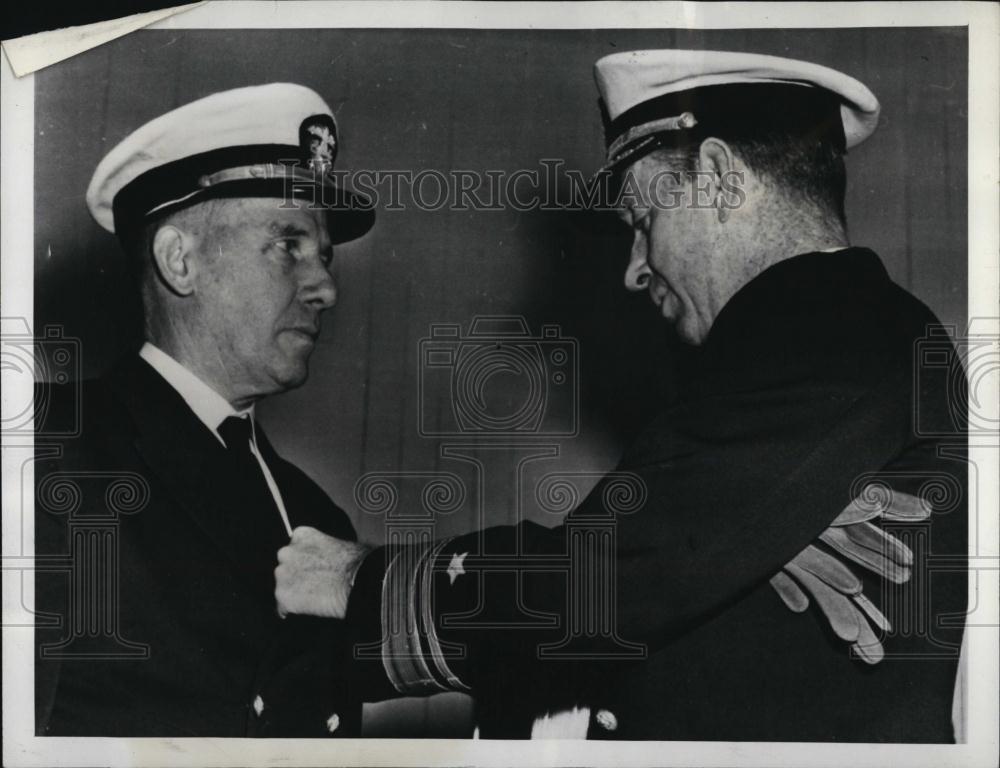 1942 Press Photo Rear Admiral WR Purnell Presents Navy Cross To Corydon Wassell - Historic Images