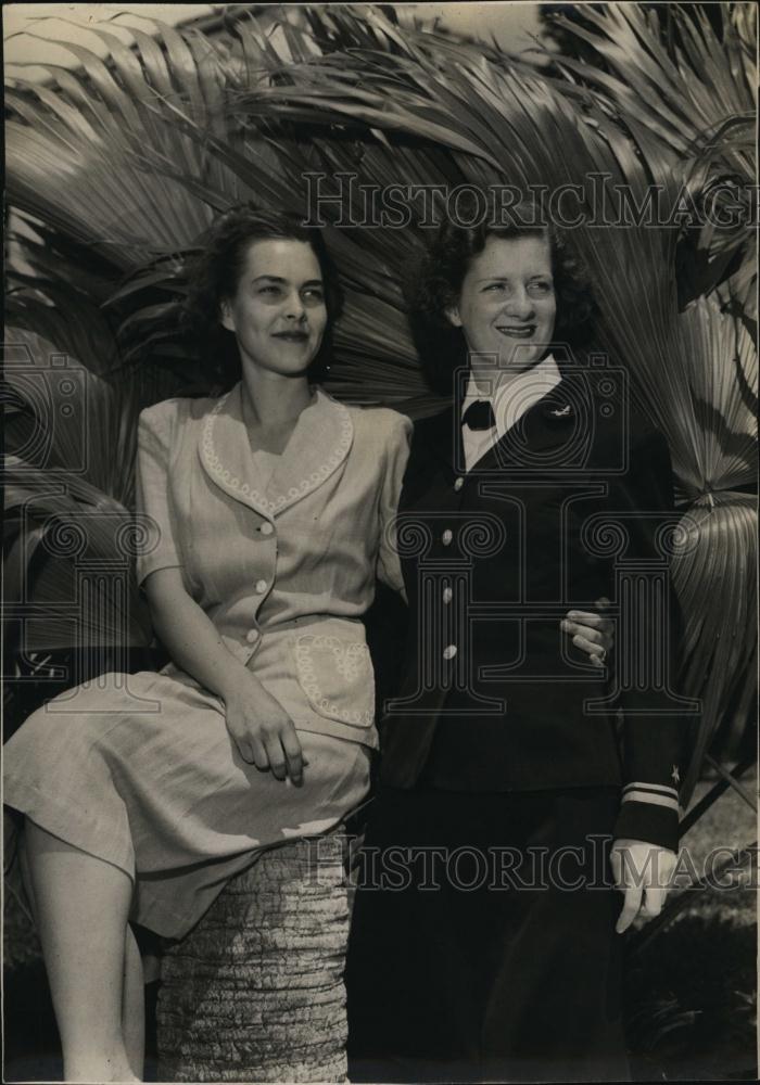 1945 Press Photo Mary Helen Shepard Thomas &amp; Lt Sally Eustis reuniting after - Historic Images