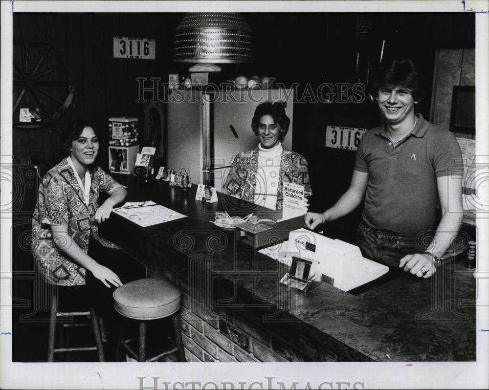 1983 Press Photo Cornett Family Runs The Kountry Harvest restaurant - RSL99687 - Historic Images