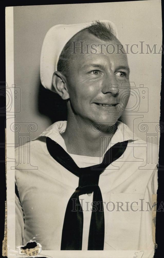 1944 Press Photo Quartermaster AD Miller Jr received the Japanese surrender - Historic Images