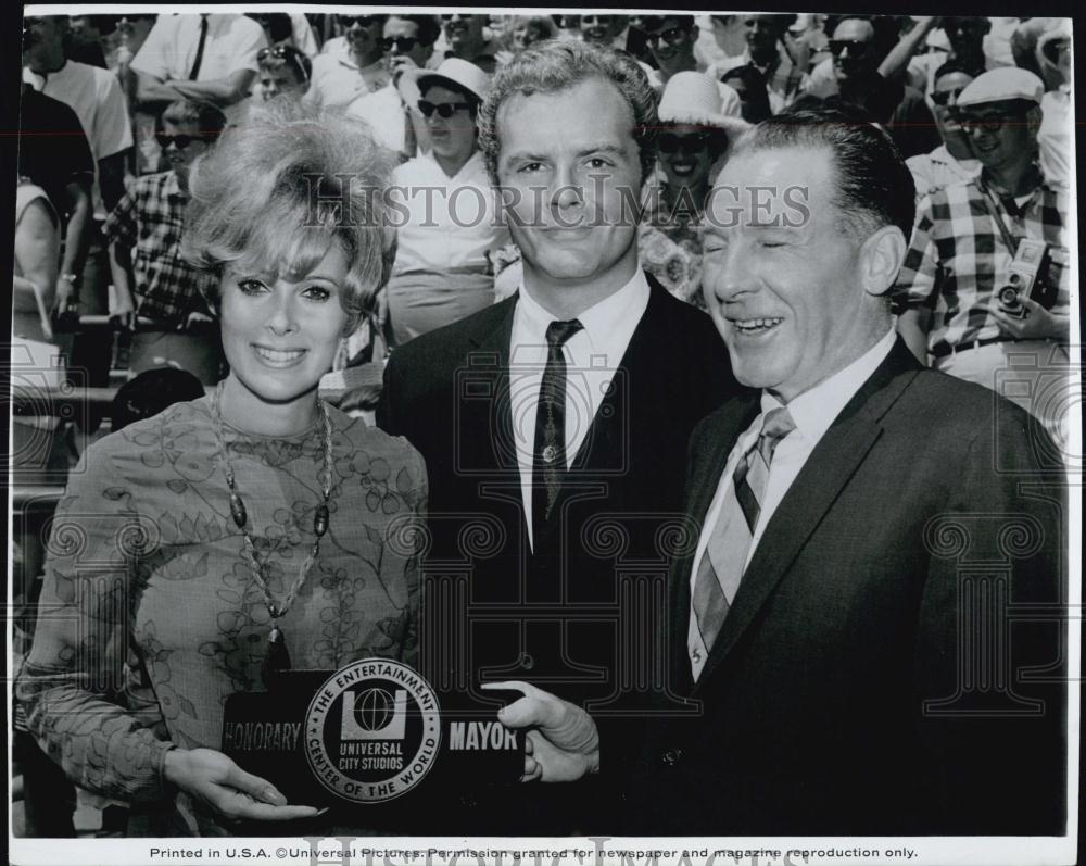 1966 Press Photo Jill St John , LA Mayor Sam Yorty & Guy Stockwell - RSL00751 - Historic Images