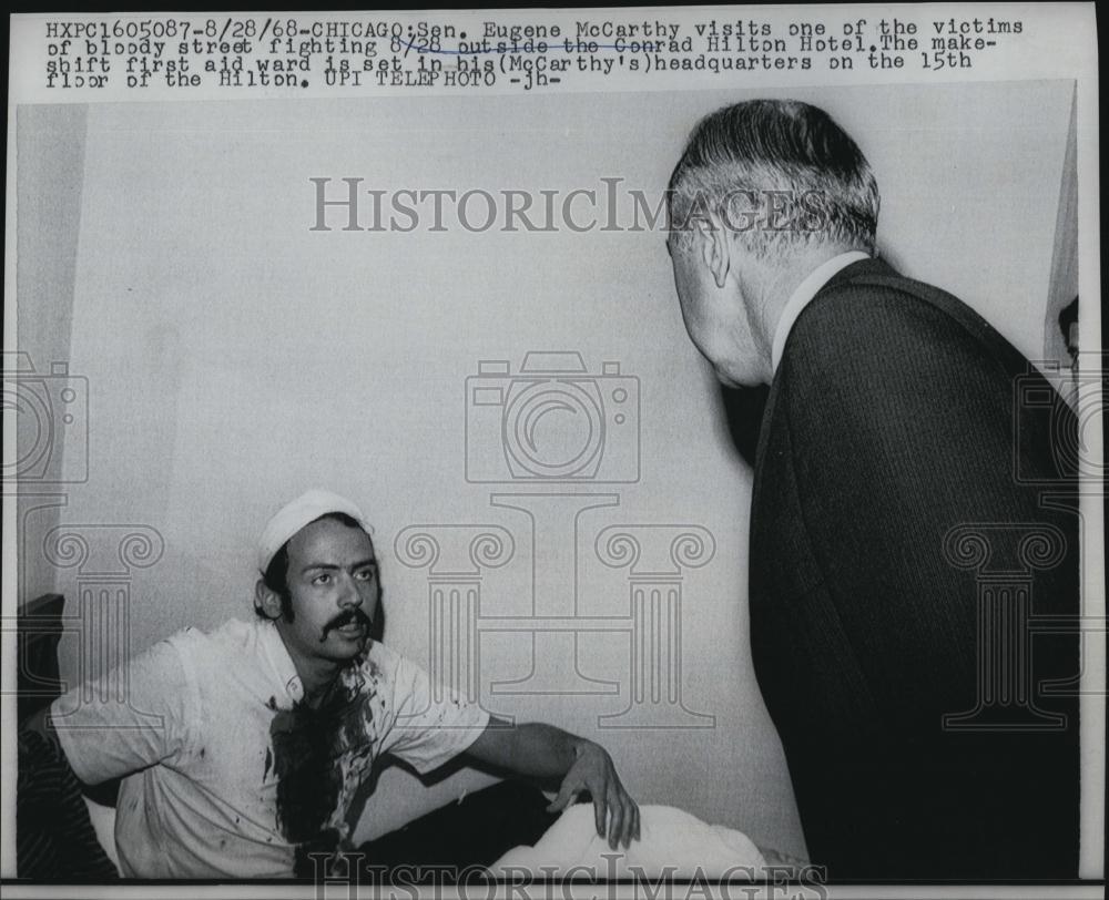 1968 Press Photo Senator Eugene McCarthy visits Victim of street fighting - Historic Images