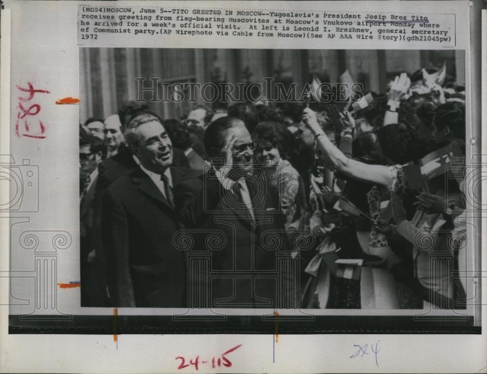 1972 Press Photo Pres Tito of Yugoslavia is greeted by Soviets in Moscow - Historic Images