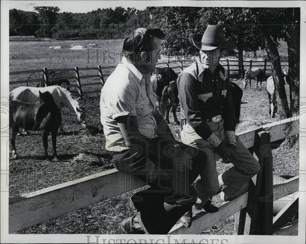 1977 Press Photo Horse Dealer Bob Morrison with Buyer Ray Ely of MO - RSL40123 - Historic Images