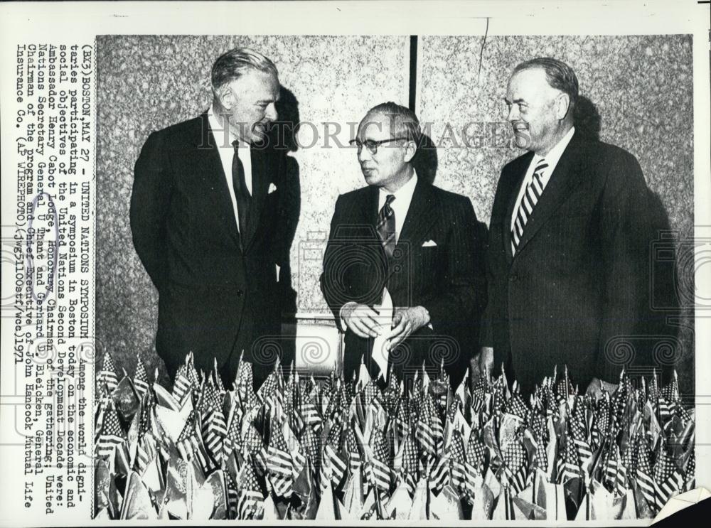 1971 Press Photo AmbHenry CLodge at United Nation Symposium with Gen U Thant - Historic Images