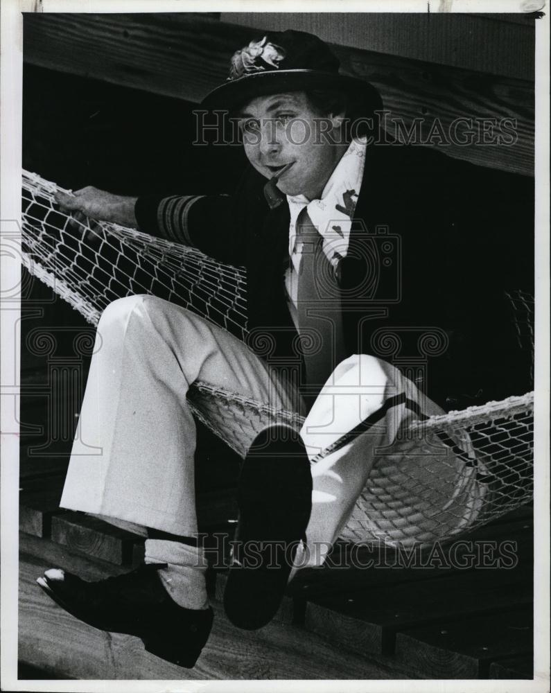 1981 Press Photo Captain Cicero (Glen Powell) at home at Merry Pier - RSL92095 - Historic Images