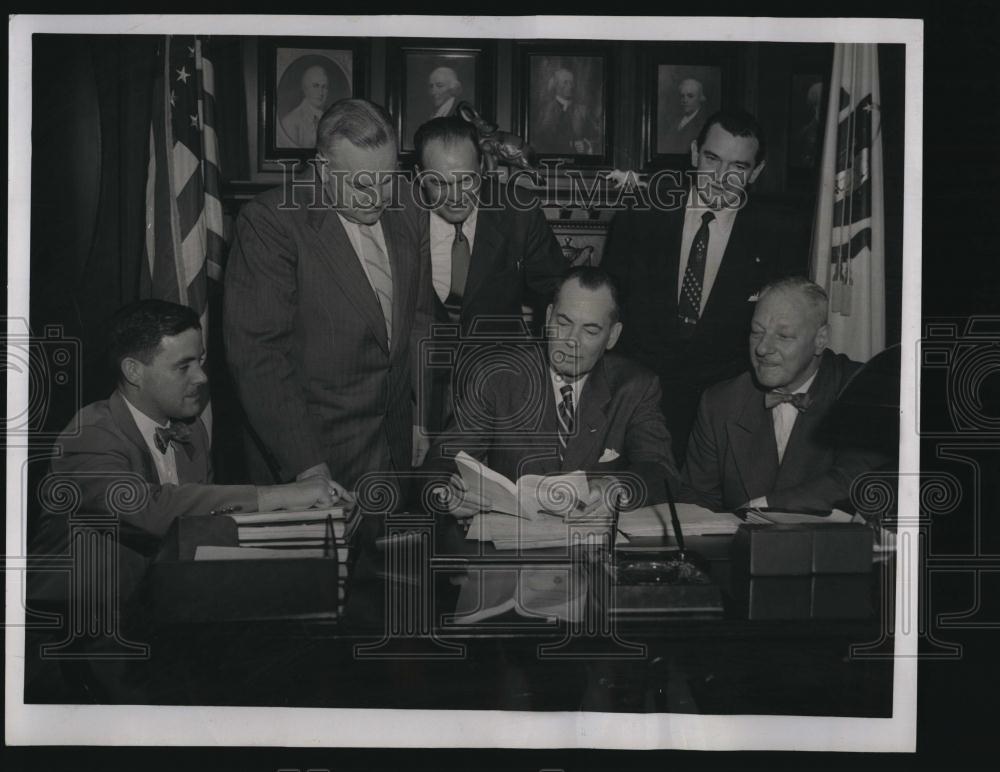 1954 Press Photo Management of General Electric with members of the State House - Historic Images