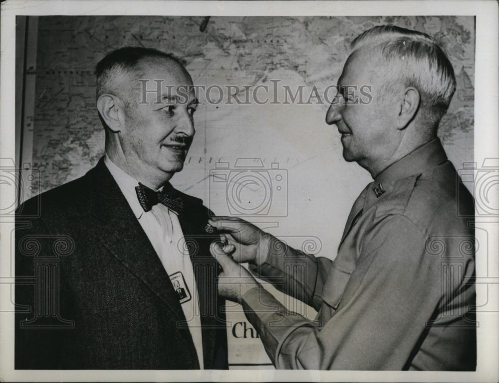 1944 Press Photo Brig Gen William Rose receives emblem from Maj Gen Robins - Historic Images