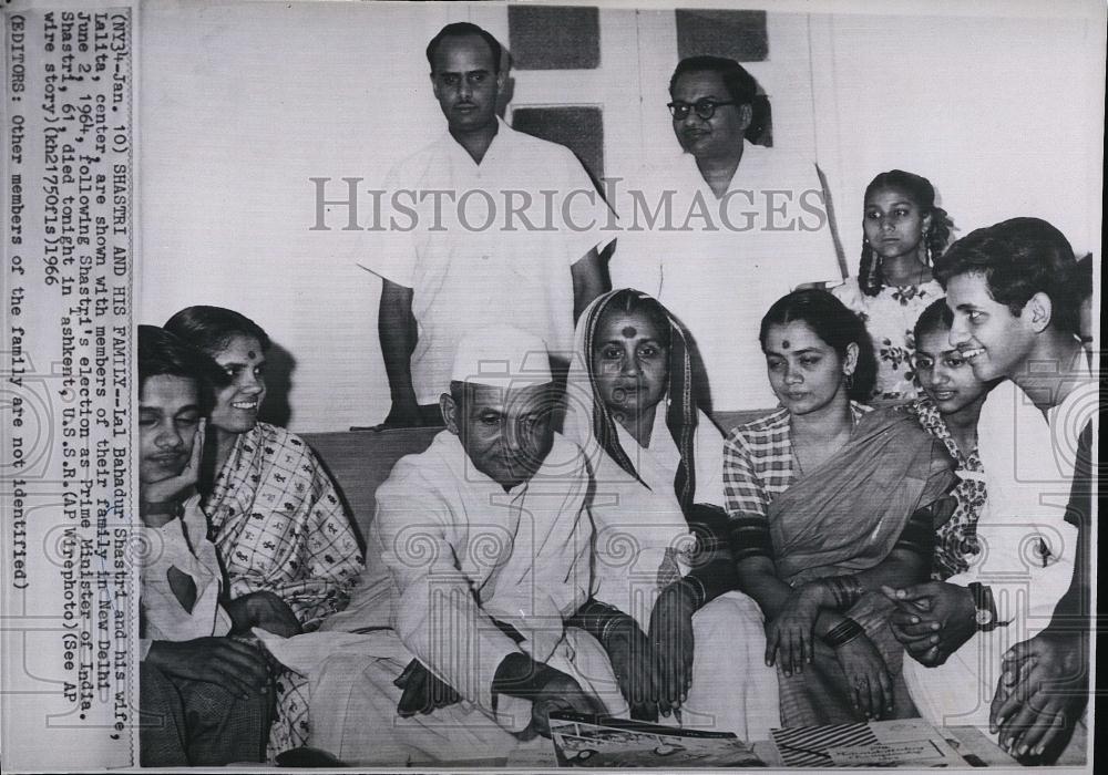 1966 Press Photo Indian Prime Minister Lal Bahadur Shastri &amp; his family - Historic Images