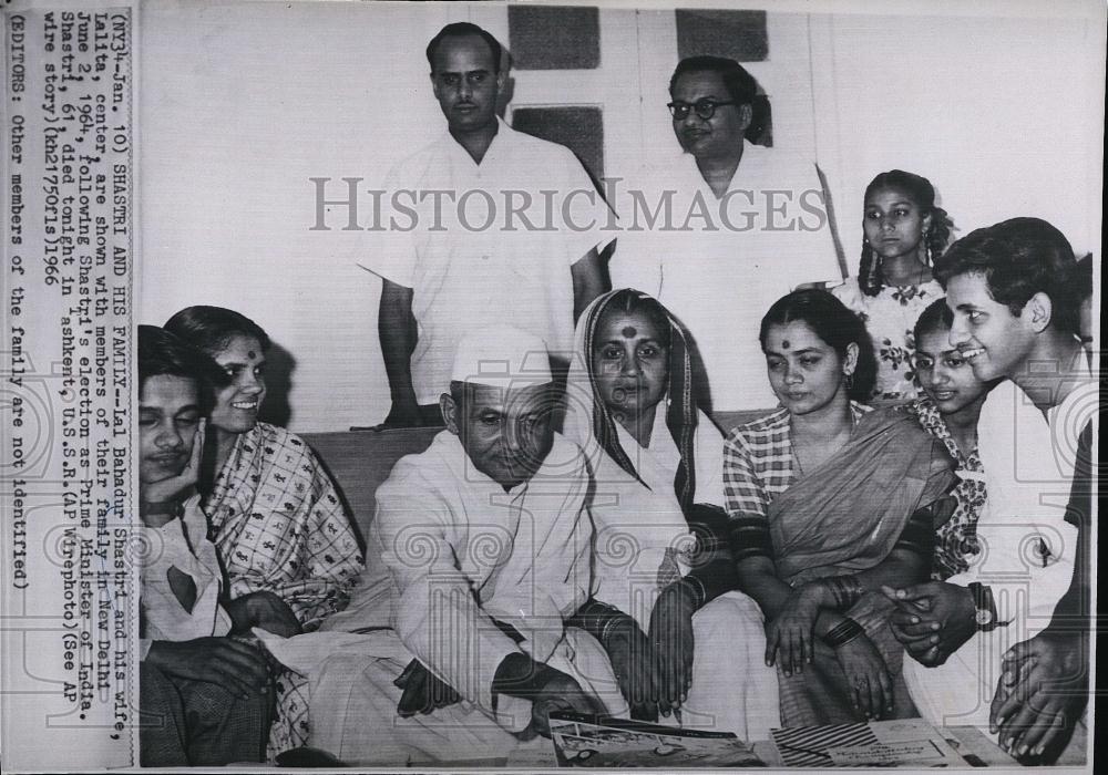 1966 Press Photo Indian Prime Minister Lal Bahadur Shastri & his family - Historic Images