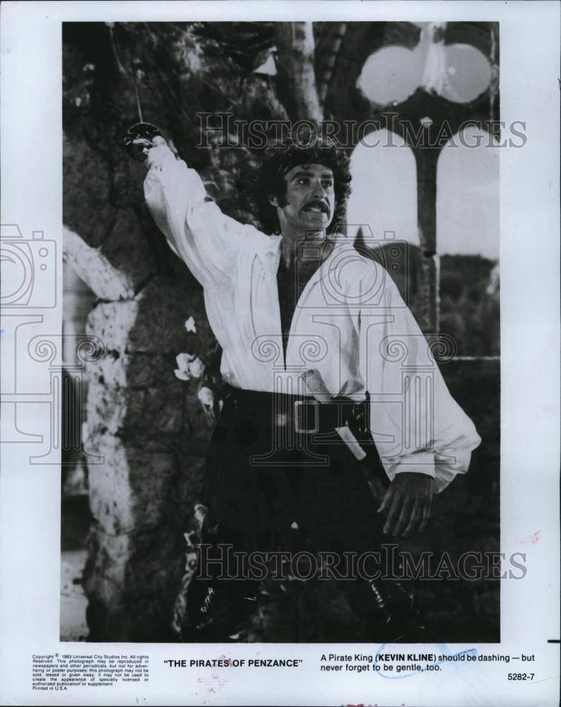 1983 Press Photo Actor Kevin Kline As Pirate King In &#39;The Pirates Of Penzance&quot; - Historic Images