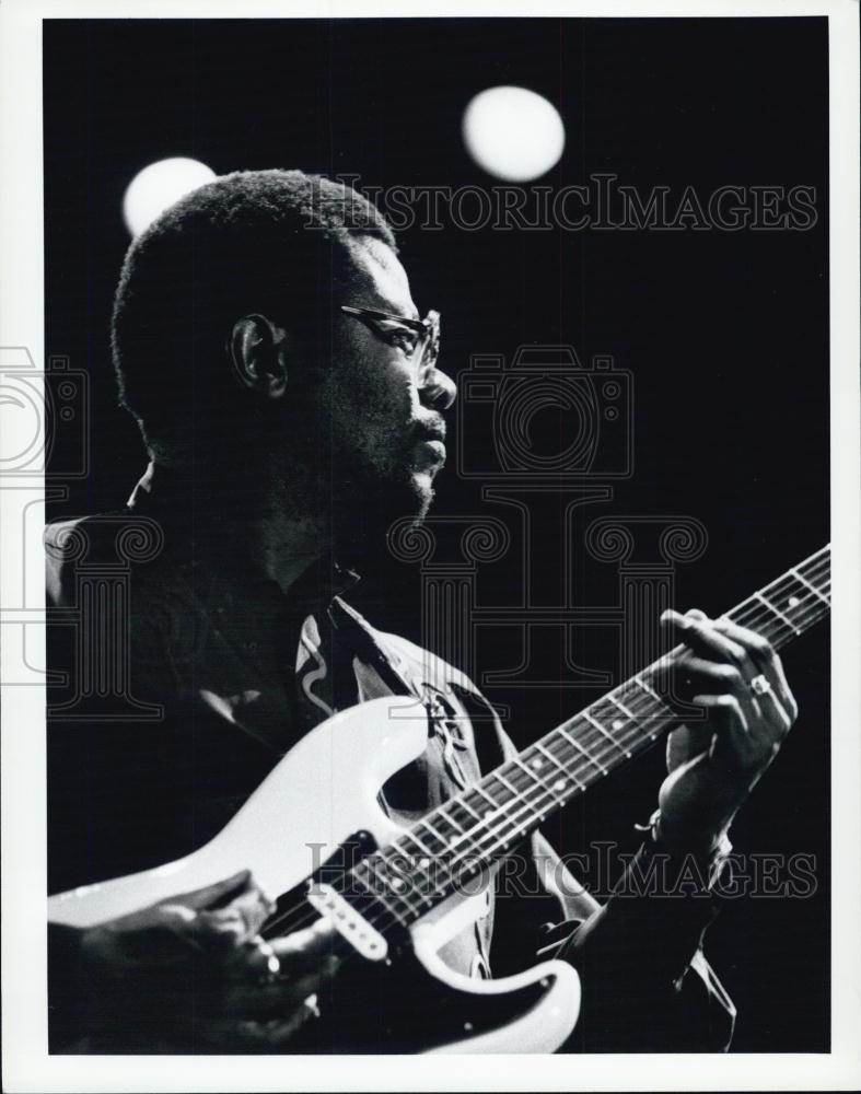 1991 Press Photo Guitarist John Selolwane With Paul Simon In Hartford - Historic Images