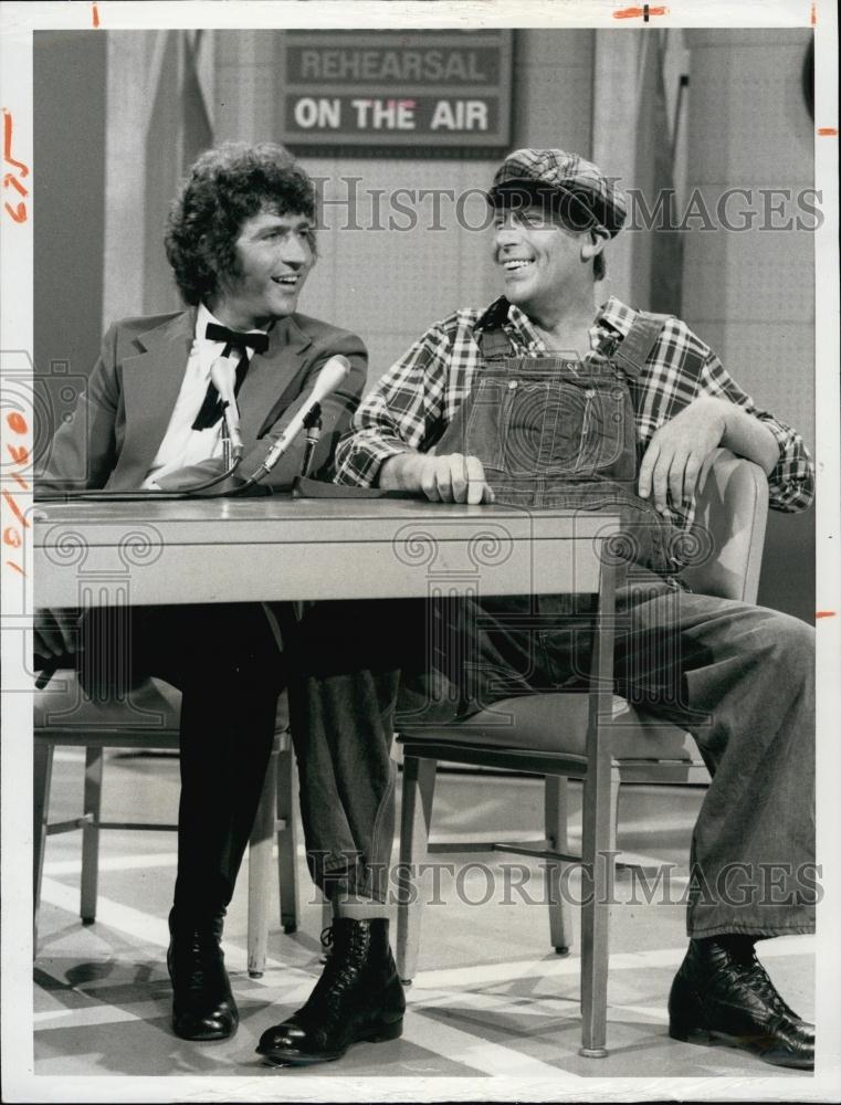 1974 Press Photo Andy Griffith American Actor Mac Davis TV Show Comedy Scenes - Historic Images