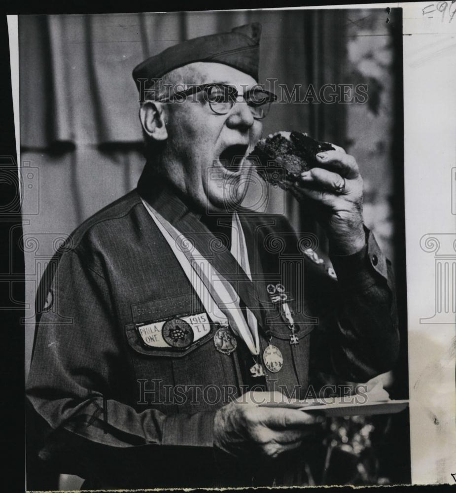 1962 Press Photo Scoutmaster William N Weikel Eating Piece Of Cake - RSL41763 - Historic Images